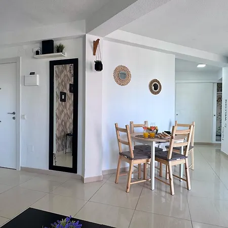Atico Piscina Playa Y Centro טורמולינוס